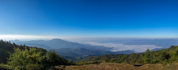 Schöner Panoramaberg und Nebel auf blauem Himmelhintergrund, am Nordthailand Inthanon Nationalpark, Provinz Chiang Mai, Panoramalandschaft Thailand