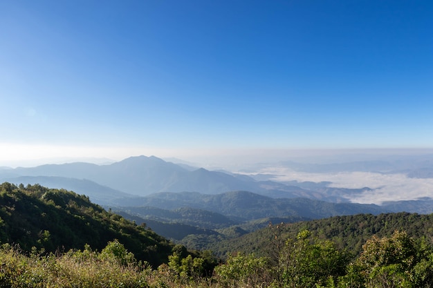 Schöner Panoramaberg und Nebel auf blauem Himmelhintergrund, am Nordthailand Inthanon Nationalpark, Provinz Chiang Mai, Panoramalandschaft Thailand