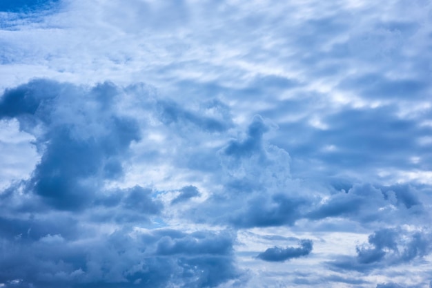 Schöner Panoramablick auf graue Wolken am blauen Himmel