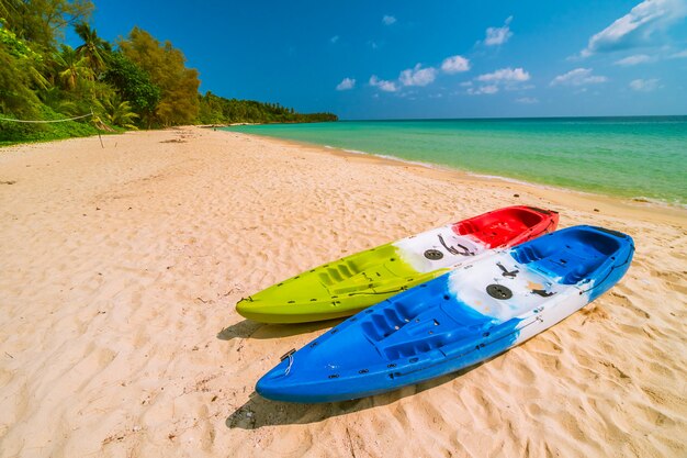 Schöner Paradiesstrand und Meer mit Kajakboot