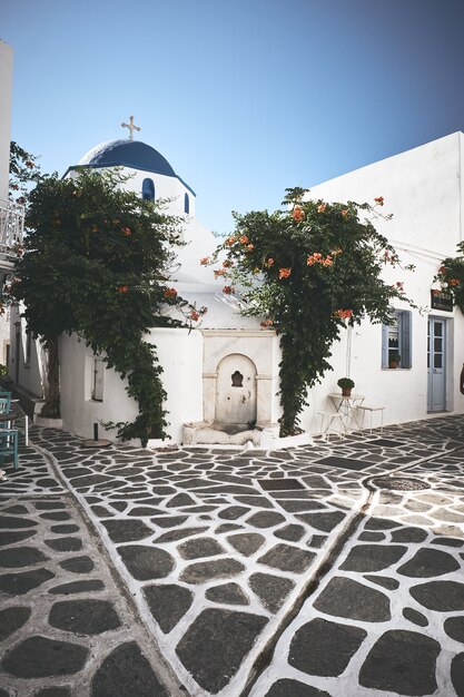 Schöner Platz mit weißen Gebäuden und einer Kirche in Paros, Griechenland