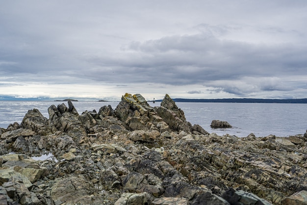 Schöner Schuss der felsigen Klippe nahe Meer unter einem Himmel