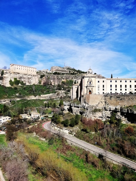 Schöner Schuss der hängenden Häuser auf der Klippe an einem sonnigen Tag in Cuenca, Spanien