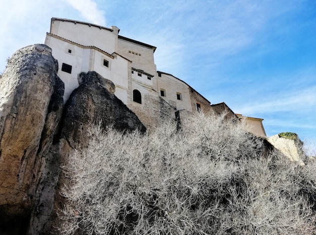 Kostenloses Foto schöner schuss der hängenden häuser auf der klippe an einem sonnigen tag in cuenca, spanien