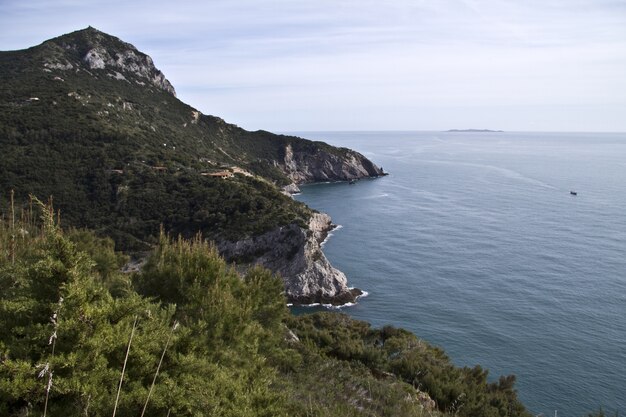 Schöner Schuss der Küste nahe Cala Grande