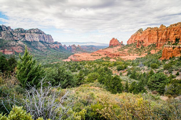 Schöner Schuss der Sedona, Arizona unter einem bewölkten Himmel