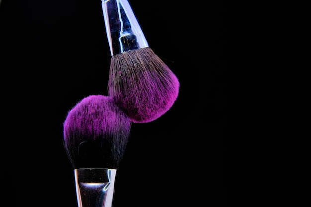 Schöner Schuss des Make-up-Pinsels lokalisiert auf Schwarz