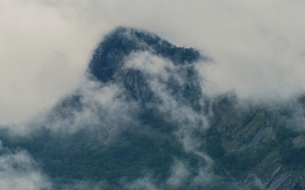 Schöner Schuss des Nebels, der die felsigen Berge bedeckt