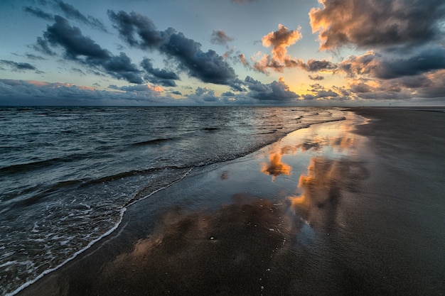 Schöner Schuss des Sonnenuntergangs, der im Meer reflektiert