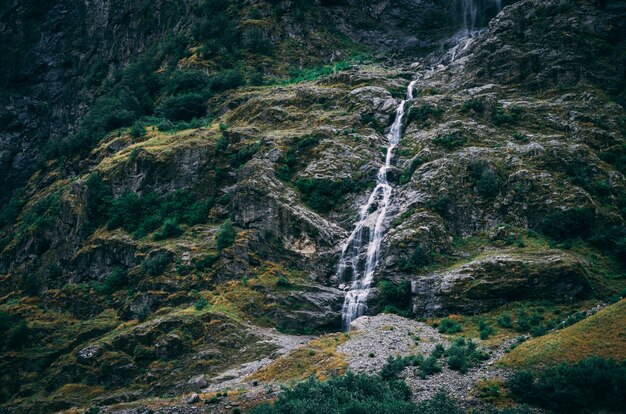 Schöner Schuss des Wassers, das durch die felsigen Berge in Norwegen fließt