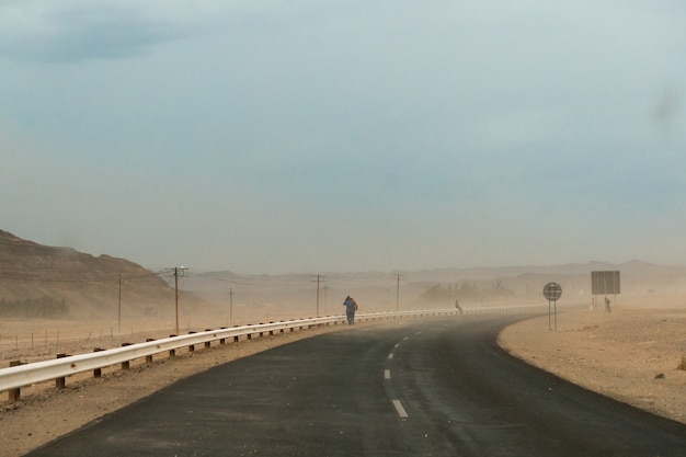 Schöner Schuss einer Autobahn während eines Staubsturms in Namibia