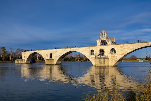 Schöner Schuss einer Avignon-Brücke in Frankreich mit einem blauen Himmel