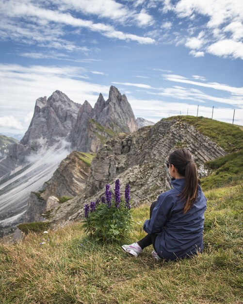 Schöner Schuss einer Frau, die die Berge im Naturpark Puez-Geisler, Miscì, Italien betrachtet