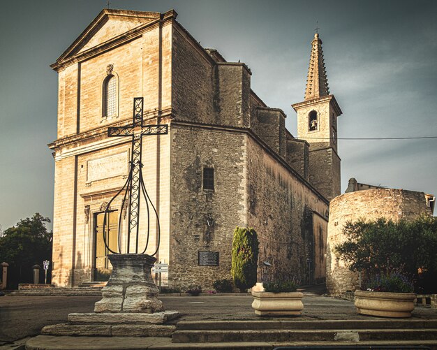 Schöner Schuss einer Kirche in Frankreich mit einem grauen Himmel im Hintergrund