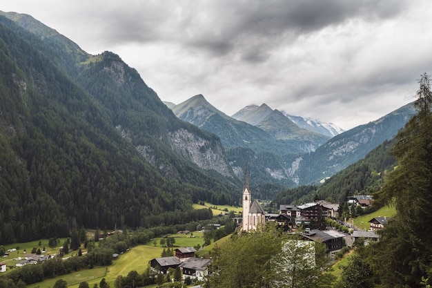 Schöner Schuss einer kleinen Talgemeinde mit dem berühmten in Heiligenblut, Karnten, Österreich