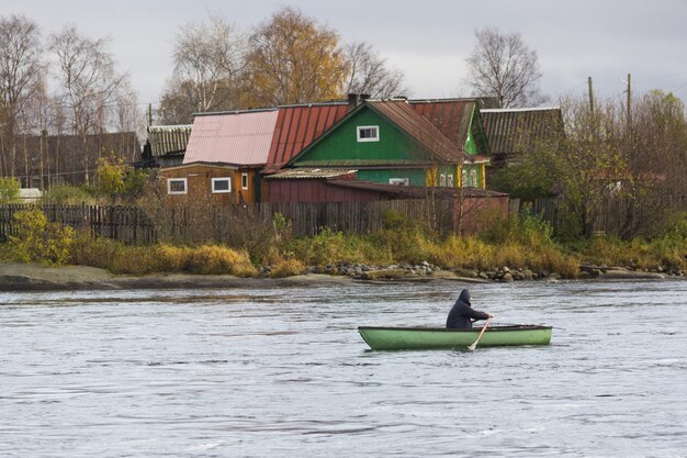 Schöner Schuss einer Person, die ein Boot segelt