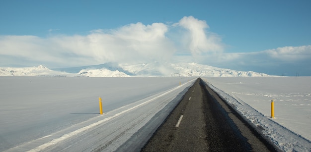 Schöner Schuss einer schmalen Betonstraße, die zu einem Gletscher führt