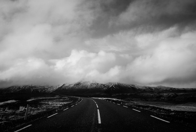 Schöner Schuss einer schmalen Straße mit atemberaubenden Wolken