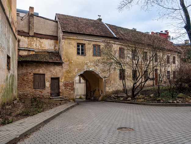 Schöner Schuss eines alten Gebäudes mit Metalltoren im Herbst