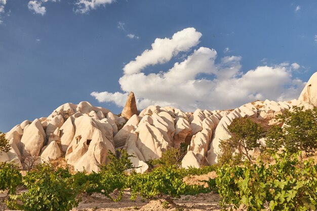 Schöner Schuss eines Berges unter einem blauen Himmel am Tag in der Türkei