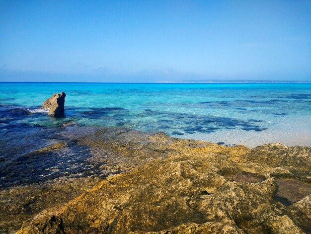 Schöner Schuss eines felsigen Strandes in Formentera, Spanien