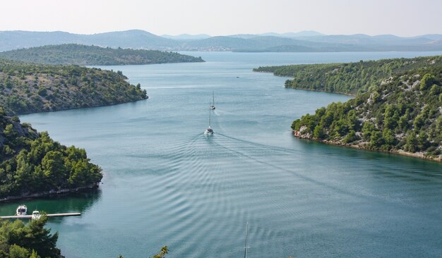 Schöner Schuss eines Flusses im Krka-Nationalpark von Lozovac, Kroatien