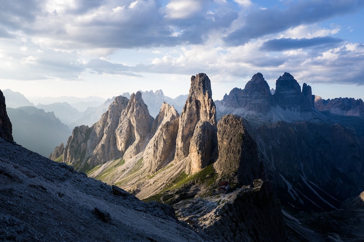 Kostenlose Foto schöner schuss eines gebäudes auf dem berg unter einem bewölkten himmel