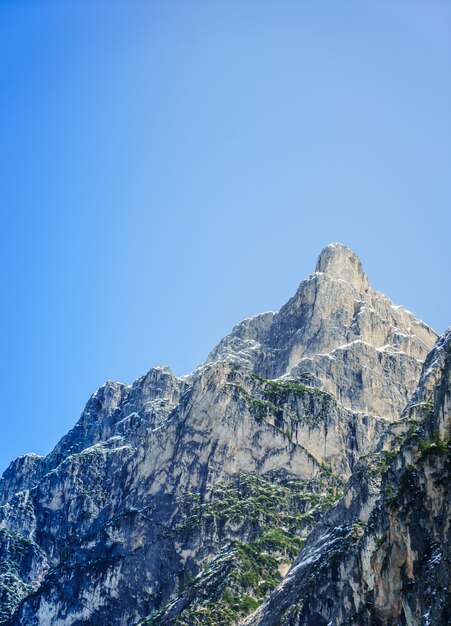 Schöner Schuss eines großen felsigen Berges mit klarem blauem Himmel