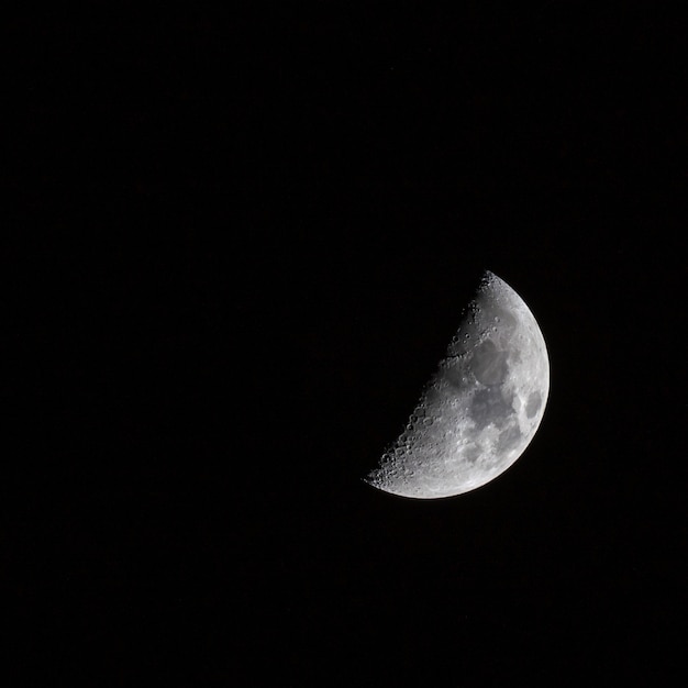 Schöner Schuss eines Halbmonds im dunklen Himmel