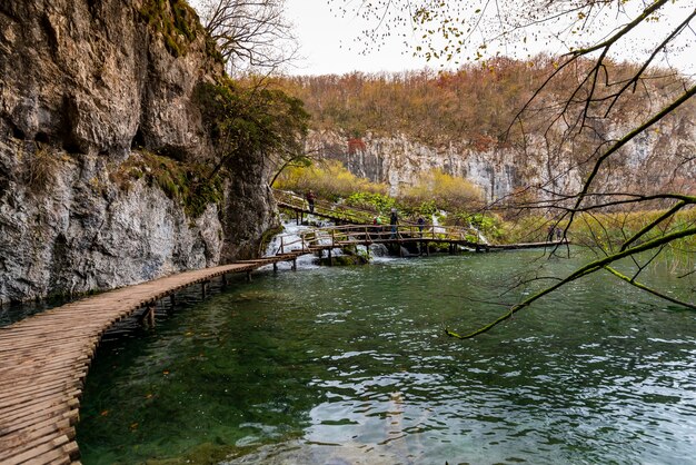 Schöner Schuss eines hölzernen Weges im Plitvicer Seen-Nationalpark in Kroatien