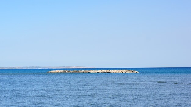 Schöner Schuss eines kleinen Landes in der Mitte eines Ozeans unter dem blauen Himmel