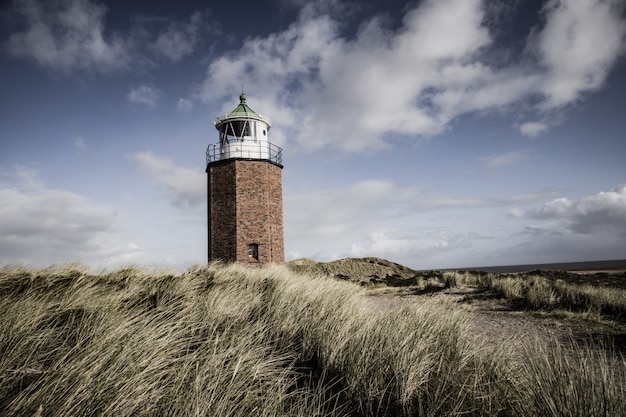 Kostenloses Foto schöner schuss eines leuchtturms in der sylt-insel in deutschland an einem bewölkten tag