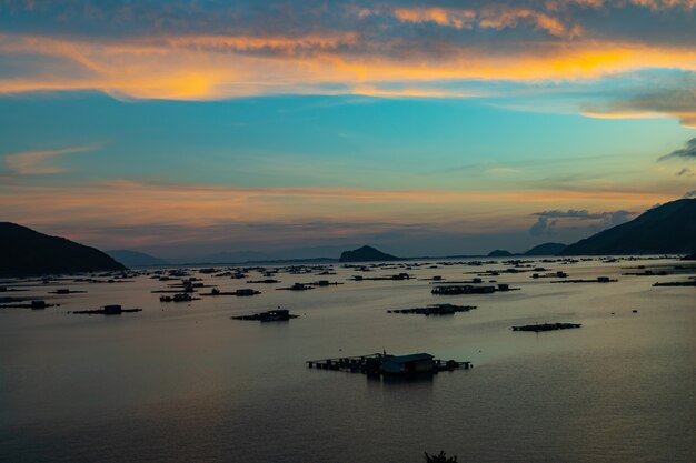 Schöner Schuss eines Meeres mit Gebäuden über dem Wasser in Vietnam