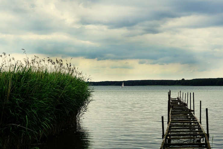 Kostenlose Foto schöner schuss eines piers auf dem see miedwie in stargard, polen.