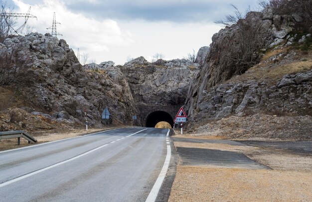 Schöner Schuss eines Straßentunnels mit Verkehrszeichen an der Seite