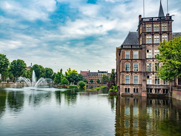 Schöner Schuss eines Teiches nahe dem Binnenhof in den Niederlanden