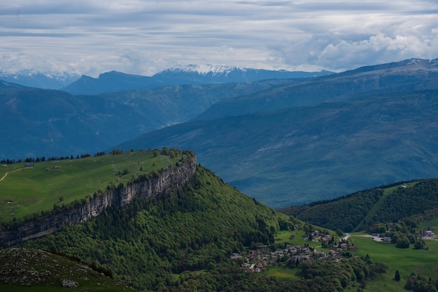 Schöner Schuss von bewaldeten Bergen unter einem bewölkten Himmel