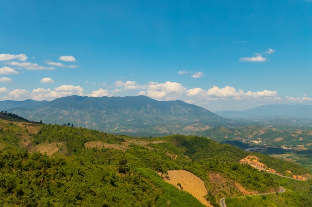 Schöner Schuss von bewaldeten Bergen unter einem blauen Himmel in Vietnam