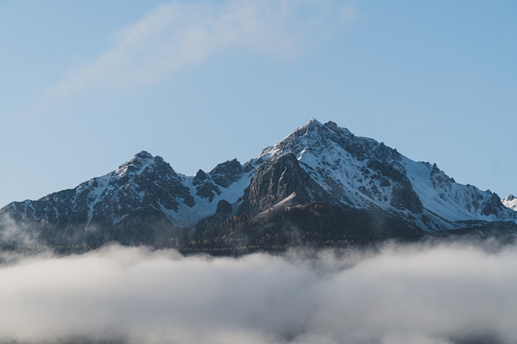 Kostenlose Foto schöner schuss von der spitze eines berges
