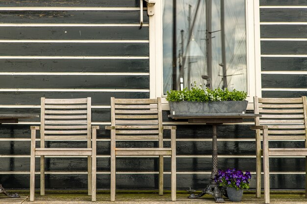 Schöner Schuss von Holzstühlen auf der Veranda eines Holzhauses