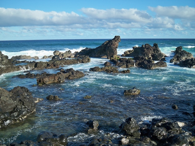 Schöner Schuss von Meereswellen, die zu den Felsformationen in Hawaii spritzen