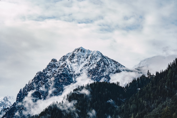 Kostenlose Foto schöner schuss von nebligen und wolkigen hohen felsigen bergen
