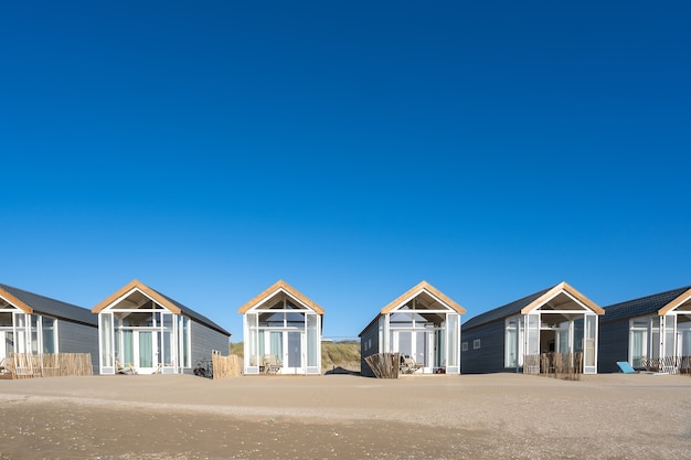 Schöner Schuss von ruhenden Hütten auf einem Sandstrand