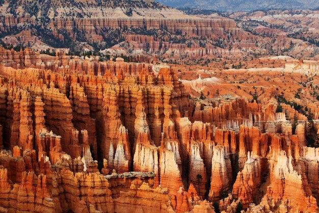 Schöner Schuss von Sandsteinfelsenformationen am Oljato-Monument Valley in Utah, USA