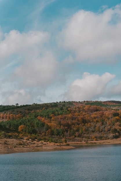 Schöner See, umgeben von einer Bergkette unter dem atemberaubenden bewölkten Himmel