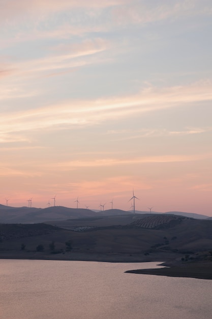 Schöner Sonnenaufgang und Fluss