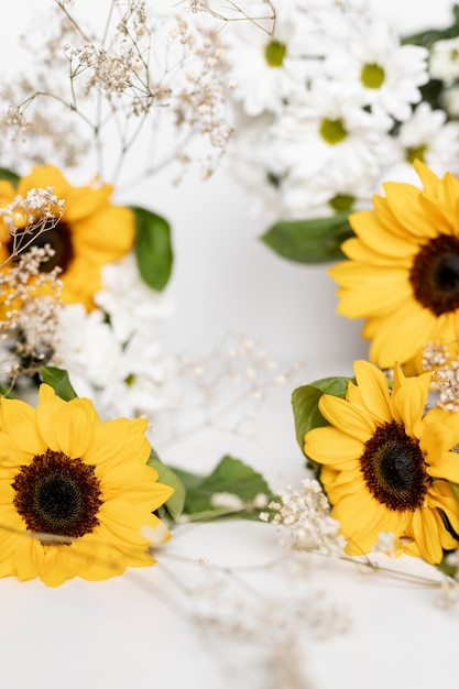 Schöner Sonnenblumenrahmen hoher Winkel