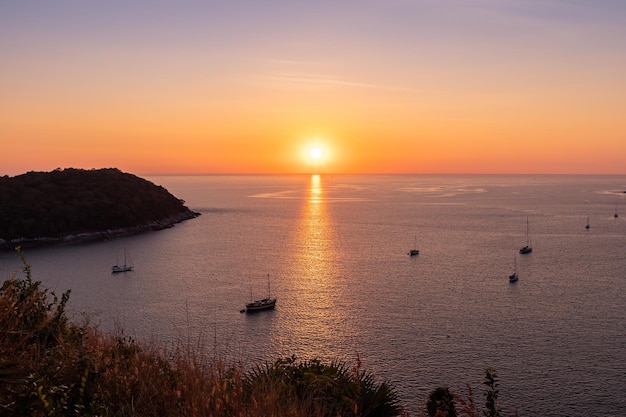 Kostenloses Foto schöner sonnenuntergang auf der andamanensee am windmill view point in der nähe von laem promthep cape phuket thailand