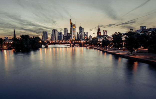 Kostenloses Foto schöner sonnenuntergang über einer stadtlandschaft