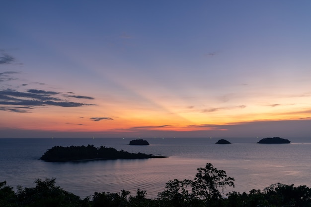 schöner Sonnenuntergangseeansicht-Inselmeerblick an der Trad-Provinz östlich von Thailand